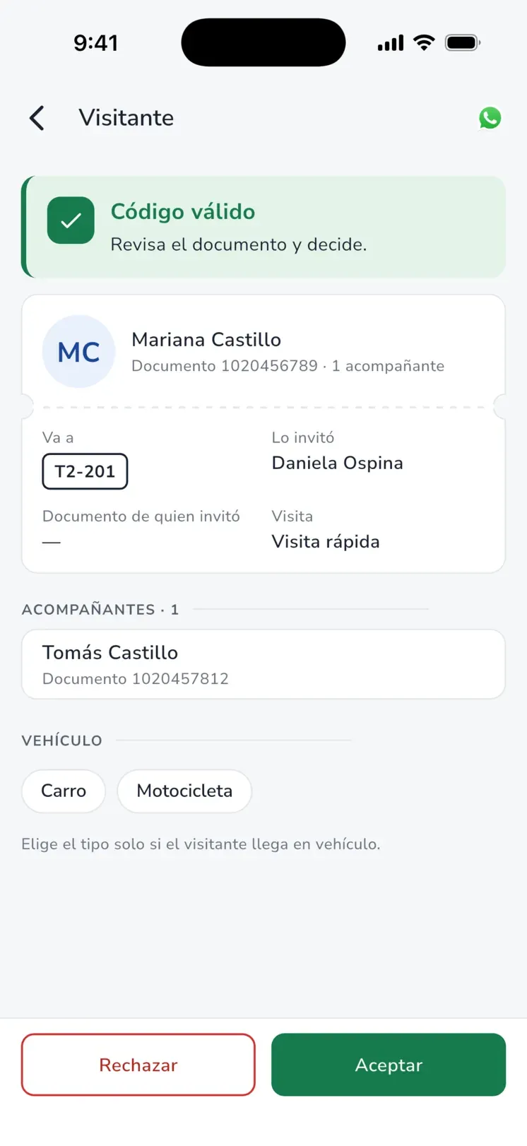 iHabitar Staff en portería: código válido de una visitante, con la vivienda a la que va, quién la invitó, su acompañante y los botones Aceptar y Rechazar