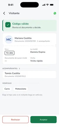 iHabitar Staff en portería: código de un visitante validado, con la vivienda a la que va, quién lo invitó y sus acompañantes, listo para aceptar o rechazar