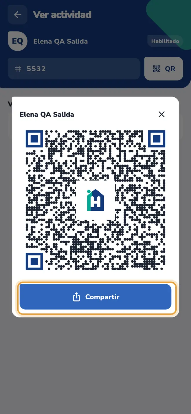 Tarjeta con el nombre del invitado y su código QR grande: el botón Compartir está señalado.