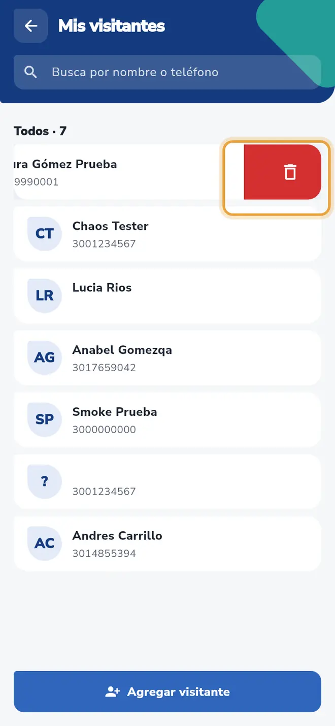 Fila de un invitado deslizada hacia la izquierda: aparece el fondo rojo con el ícono de papelera, señalado.