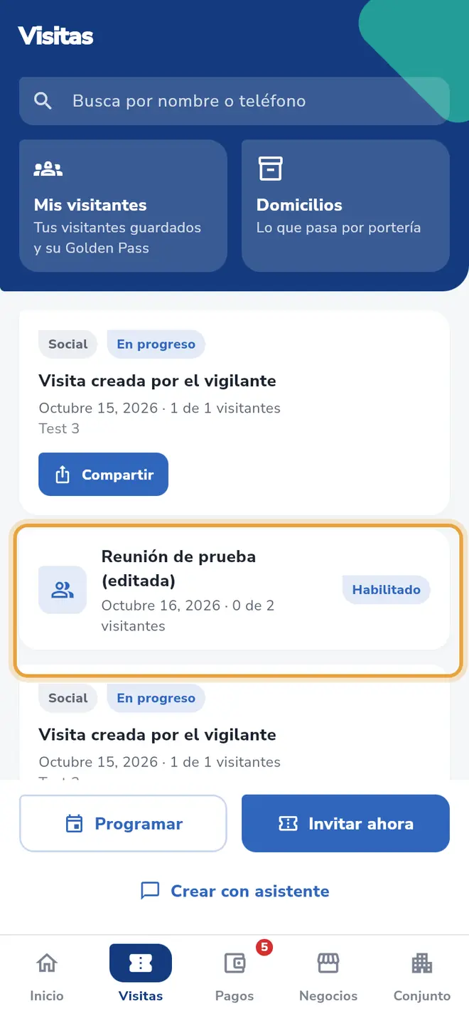 Pantalla Visitas: la tarjeta de la visita muestra el nombre nuevo y el contador 0 de 2 visitantes.