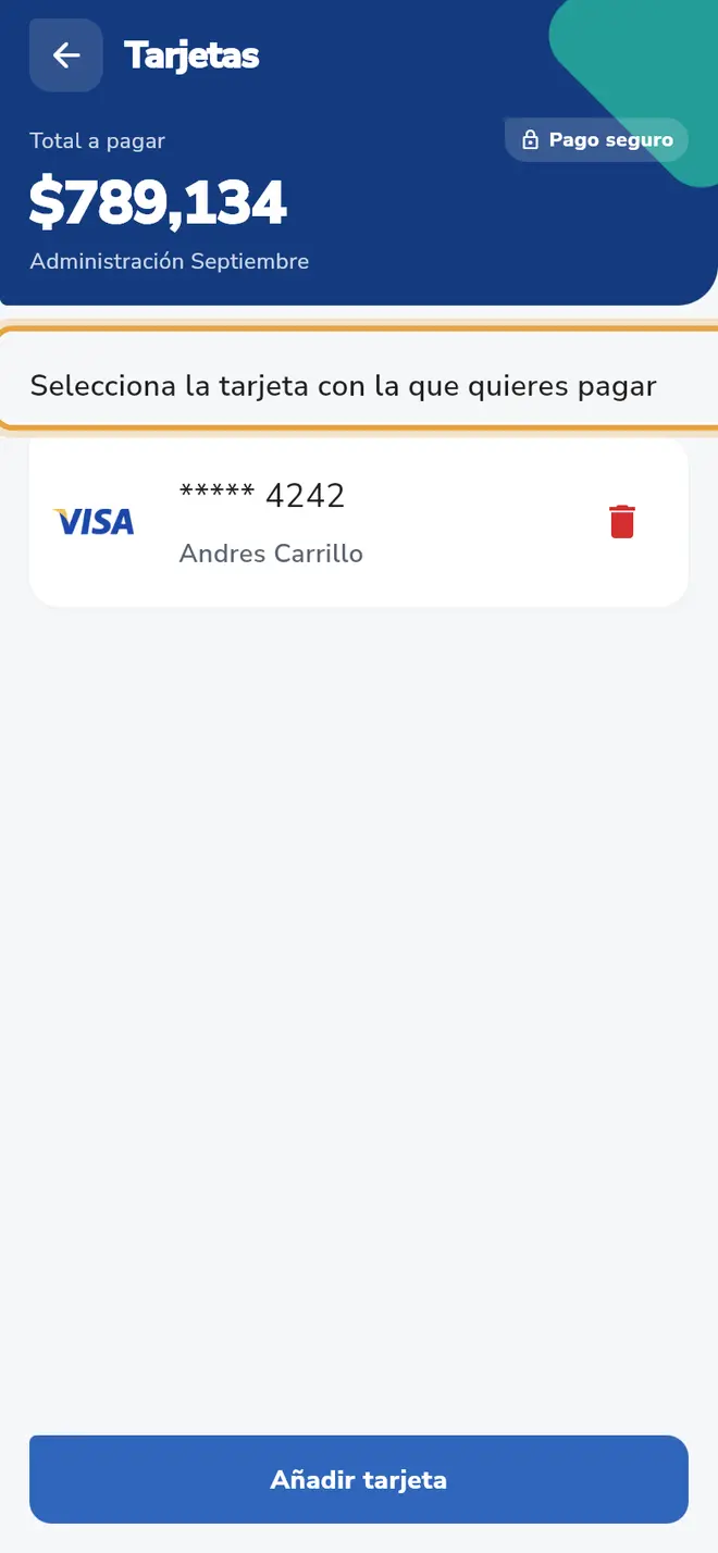 Pantalla Tarjetas: se señala el texto Selecciona la tarjeta con la que quieres pagar sobre la tarjeta guardada