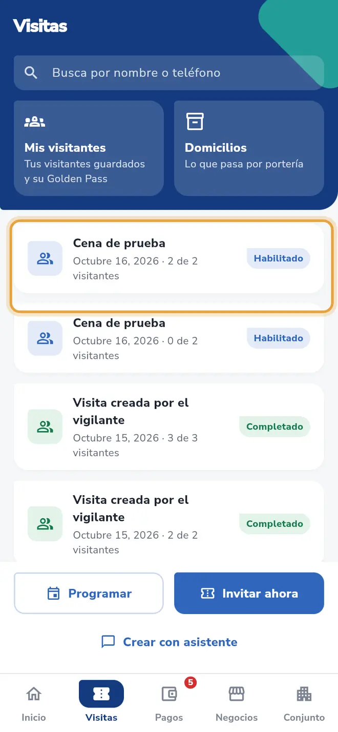 Pantalla Visitas: la visita nueva aparece arriba con la etiqueta Habilitado y el contador 2 de 2 visitantes.