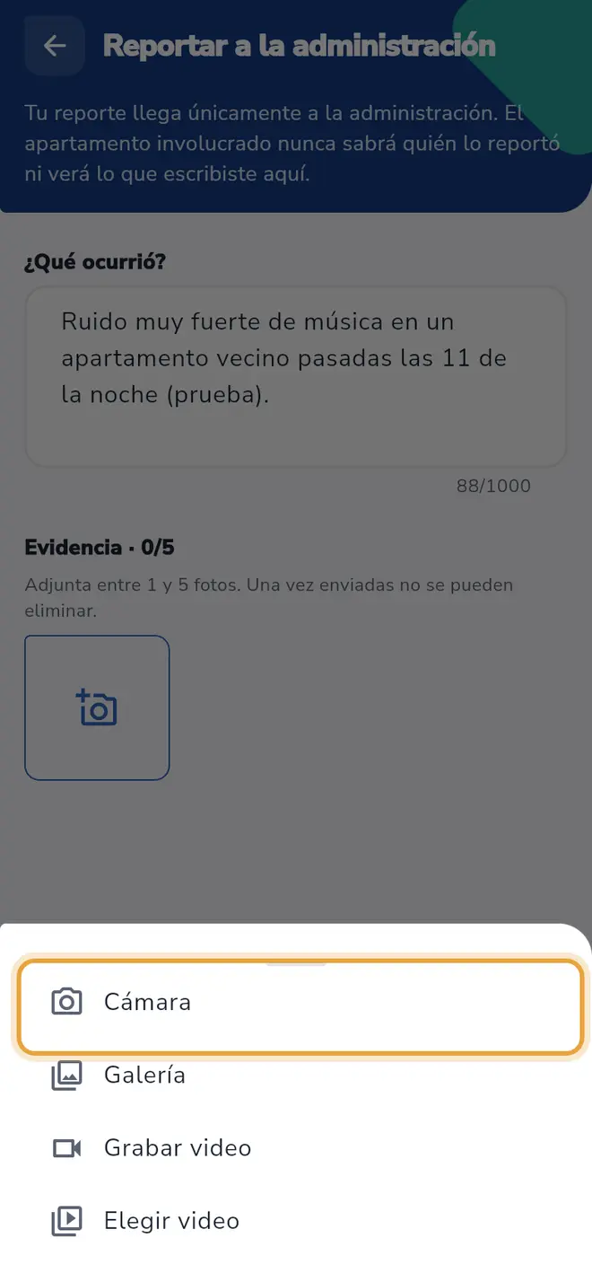 Hoja con las opciones Cámara, Galería, Grabar video y Elegir video: Cámara está señalada
