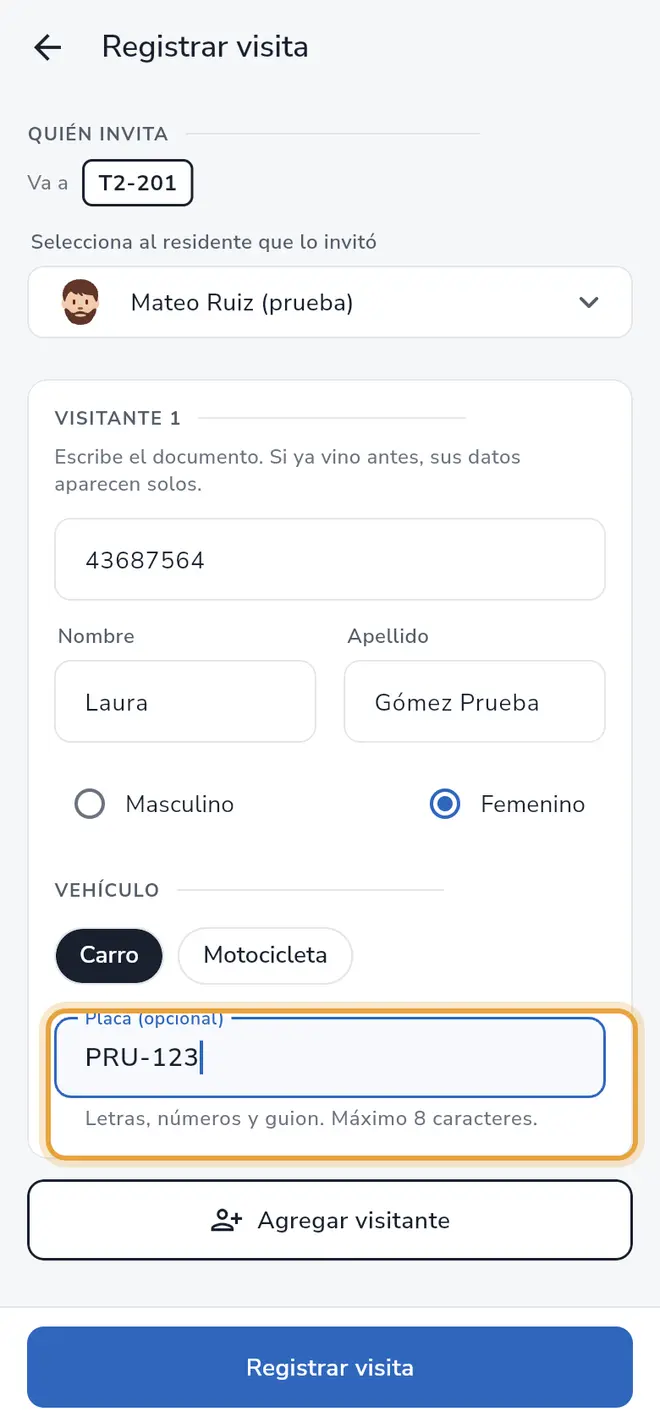 Pantalla Registrar visita: el campo Placa (opcional) está señalado con Carro seleccionado